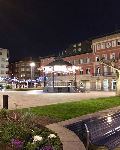 Lo Dicho Zorionak Eta Egu Berri On Parece Que Las Luces De La Fachada No Funcionan.